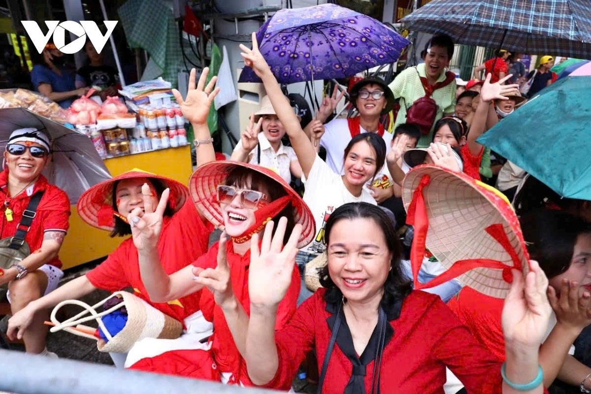 Many people, including the elderly, are ready to wait for several hours until the rehearsal begins.