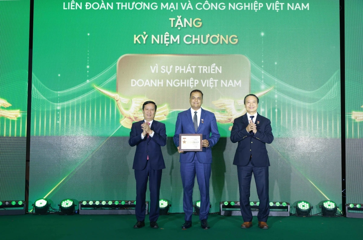 Ông Binu Jacob, Tổng Giám đốc Nestlé Việt Nam, Đồng Chủ tịch VBCSD, được VCCI trao kỷ niệm chương ghi nhận đóng góp tích cực trong hành trình 15 năm thúc đẩy phát triển bền vững tại Việt Nam