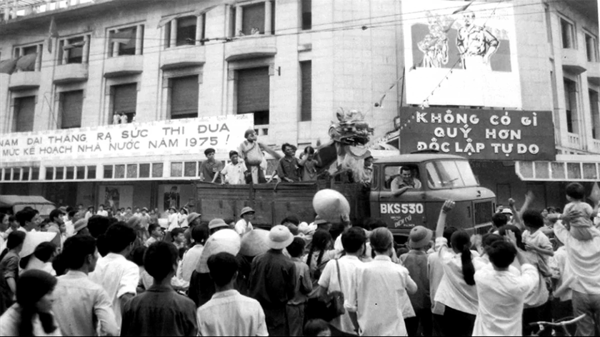 Người dân Hà Nội đổ ra đường ăn mừng khi nghe tin chiến thắng ngày 30/4/1975. (Ảnh: Tư liệu)