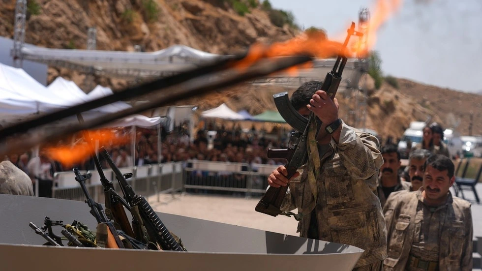 Chiến binh Kurd PKK giao nộp vũ khí vào ngày 11/7/2025 tại Sulaymaniyah, miền Bắc Iraq. Ảnh: Anadolu.