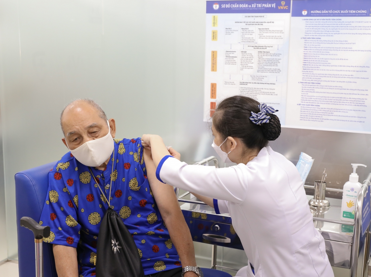 Vaccine cúm an toàn cho người cao tuổi, người có bệnh nền mạn tính (Ảnh: Mộc Miên)