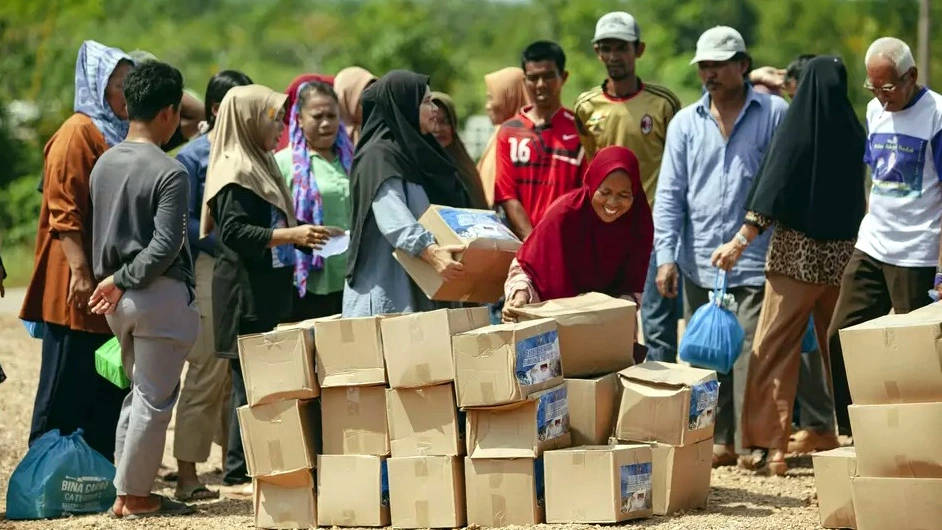 Người dân đảo Riau nhận hỗ trợ xã hội từ chính phủ Indonesia hôm 19/7/2025 - Ảnh: Antara