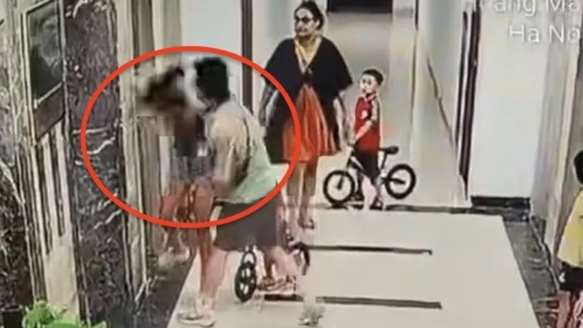 Người đàn ông hành hung phụ nữ ngay cạnh thang máy chung cư (Ảnh cắt từ clip)