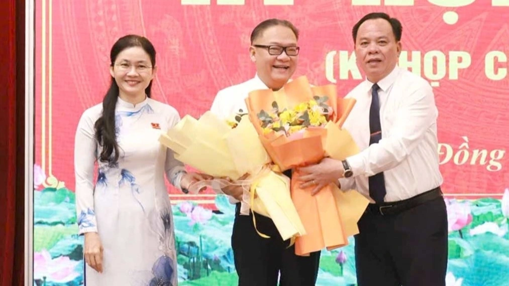 Lãnh đạo tỉnh tặng hoa chúc mừng tân Phó Chủ tịch UBND tỉnh Đồng Nai (Ảnh: Công Nghĩa)