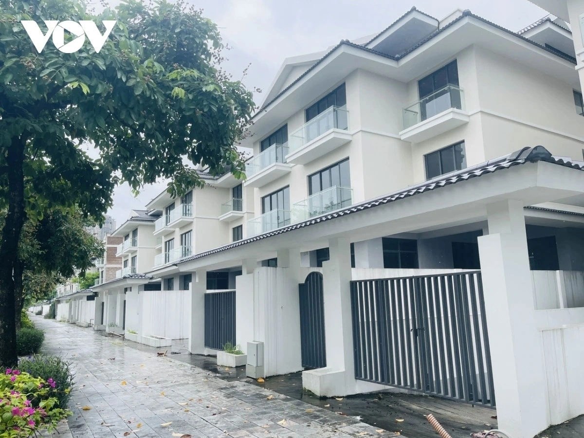 Hàng trăm căn biệt thự trong khu đô thị Dương Nội đã được hoàn thiện, hạ tầng, cảnh quan, đường xá, hệ thống đèn chiếu sáng đầy đủ nhưng vẫn vắng bóng cư dân về ở