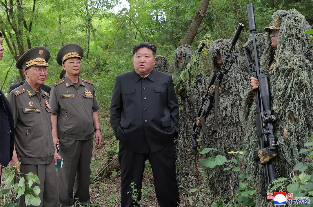 Nhà lãnh đạo Triều Tiên thị sát trường đào tạo xạ thủ bắn tỉa. (Ảnh: KCNA)