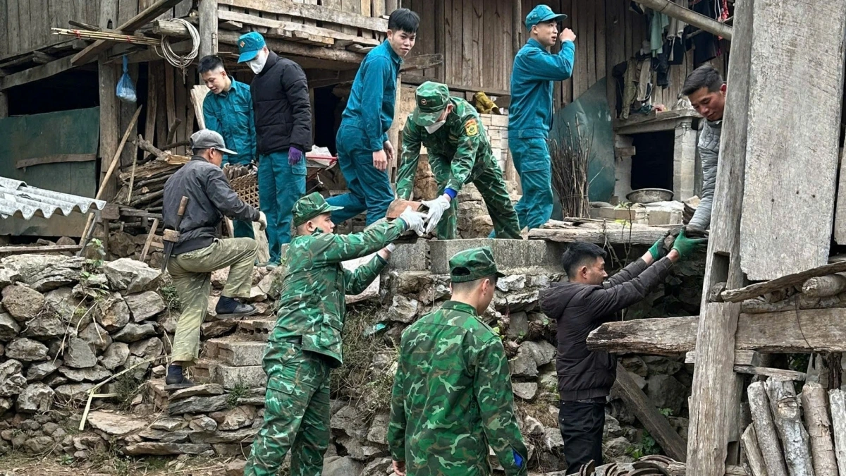 Chiến sĩ Biên phòng Cao Bằng cùng người dân hỗ trợ xóa nhà tạm, nhà dột nát. Ảnh Công Luận 