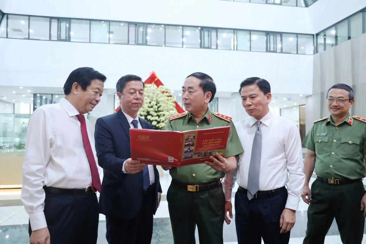Thượng tướng, PGS.TS. Trần Quốc Tỏ và PGS.TS. Vũ Trọng Lâm trao đổi về cuốn sách
“Lúc dân cần, lúc dân khó, có công an”. Ảnh: PV