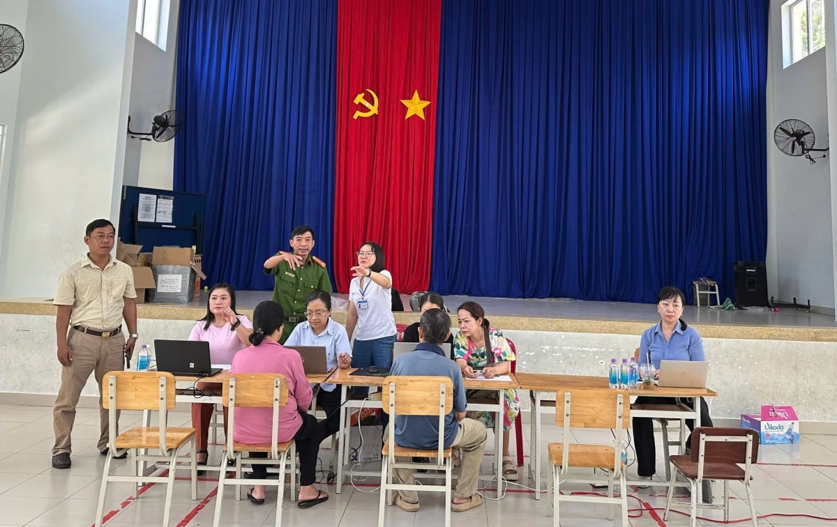 Các Hội trường trường học được sử dụng làm điểm phát quà cho người dân