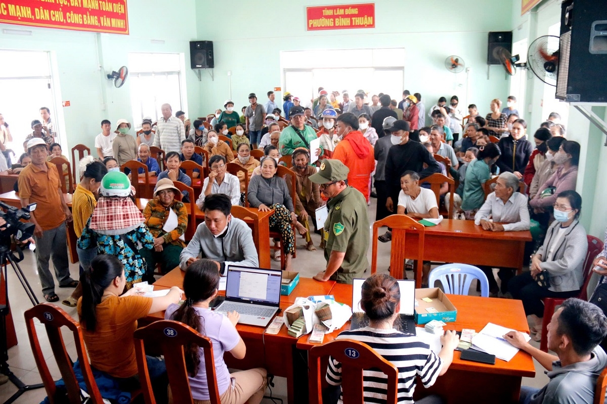 Người dân đến làm thủ tục nhận tiền tại trụ sở UBND phường Bình Thuận