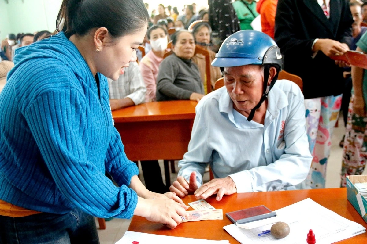 Người dân háo hức, vui mừng khi nhận được phần quà của Chính phủ nhân 80 năm ngày Quốc khánh