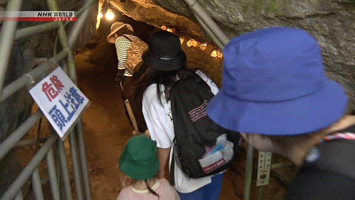 Du khách đến tránh nóng trong hang đá vôi Nanatsugama ở thành phố Saikai, tỉnh Nagasaki. (Ảnh: NHK)