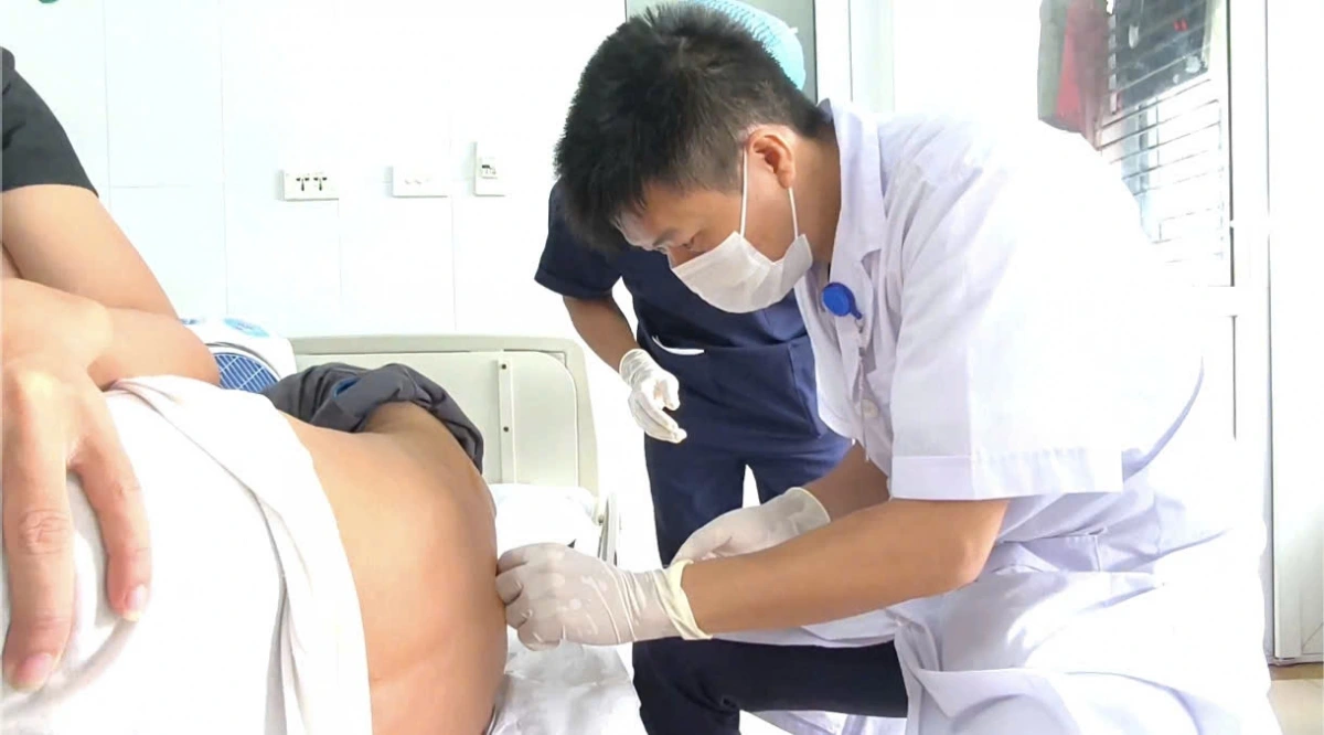 Bác sĩ điều trị cho bệnh nhân bị viêm màng não do ký sinh trùng. (Ảnh BVCC)