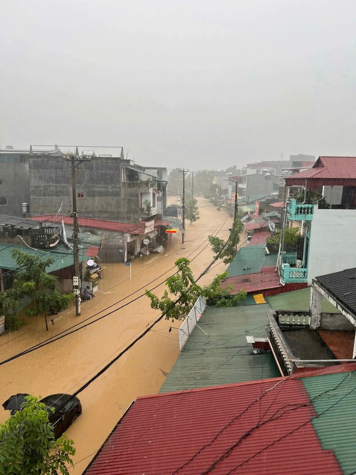Mưa lớn kéo dài từ đêm qua, đặc biệt trong sáng nay với lượng mưa trung bình trên 100mm đã khiến nhiều tuyến đường nội thị thuộc các phường Đức Xuân, Bắc Kạn (thành phố Bắc Kạn cũ) bị ngập úng, giao thông tê liệt, nhiều nhà dân bị nước tràn vào nhà.