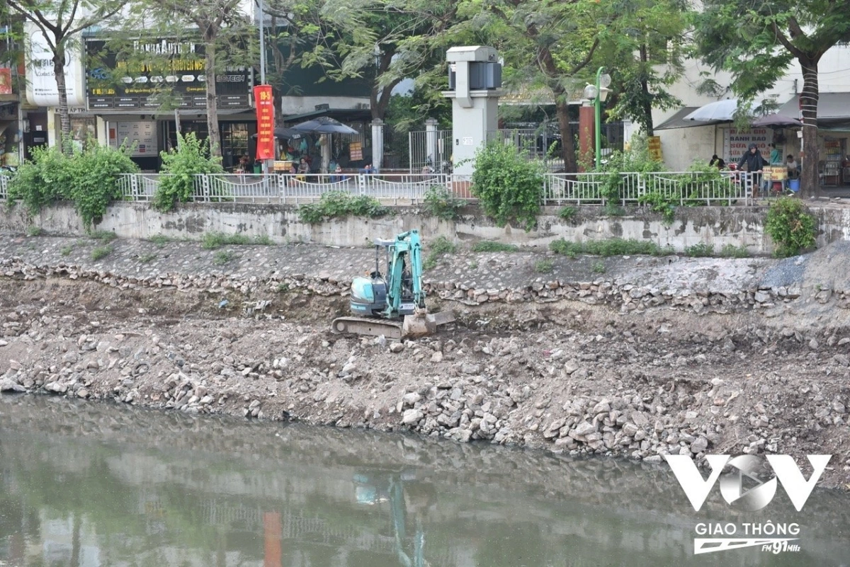 Dự án ''hồi sinh'' sông Tô Lịch đang được triển khai với nhiều kỳ vọng của người dân về một ''dòng sông xanh'' (Ảnh: Hải Bằng)