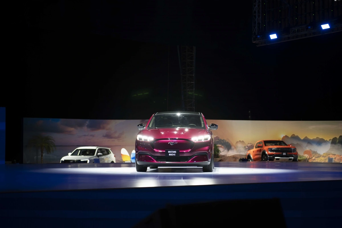 Ford Mustang Mach-E sạc thường AC thông qua nguồn điện một pha (7.4kW) hoặc ba pha (11kW), cùng khả năng sạc nhanh DC với công suất tối đa 150 kW, có thể sạc từ 10% đến 80% dung lượng pin chỉ mất khoảng 36 phút.