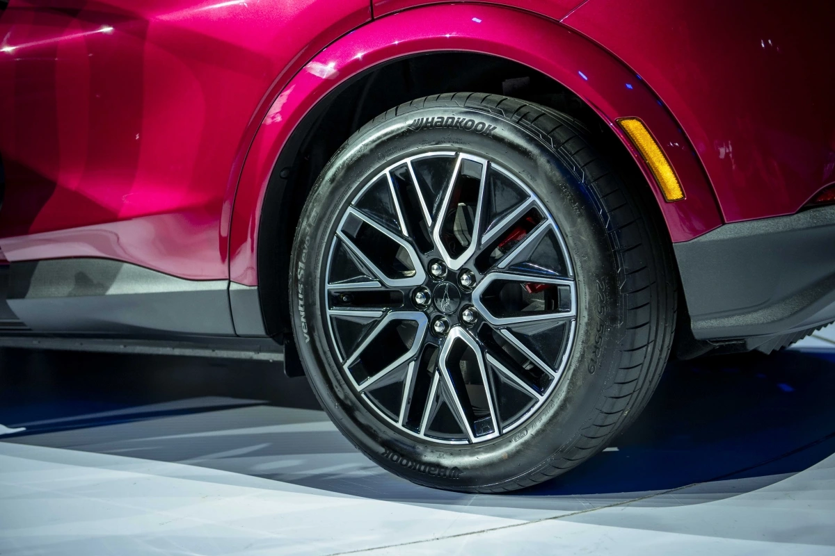 La-zăng của Ford Mustang Mach-E với thiết kế đa chấu, hoàn thiện hai tông màu tương phản.