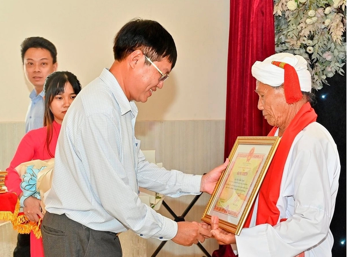 Sư cả Đoàn Minh Duyên nhận Bằng khen của UBND tỉnh Bình Thuận cũ vì có thành tích xuất sắc trong công tác dân vận, tuyên truyền vùng DTTS