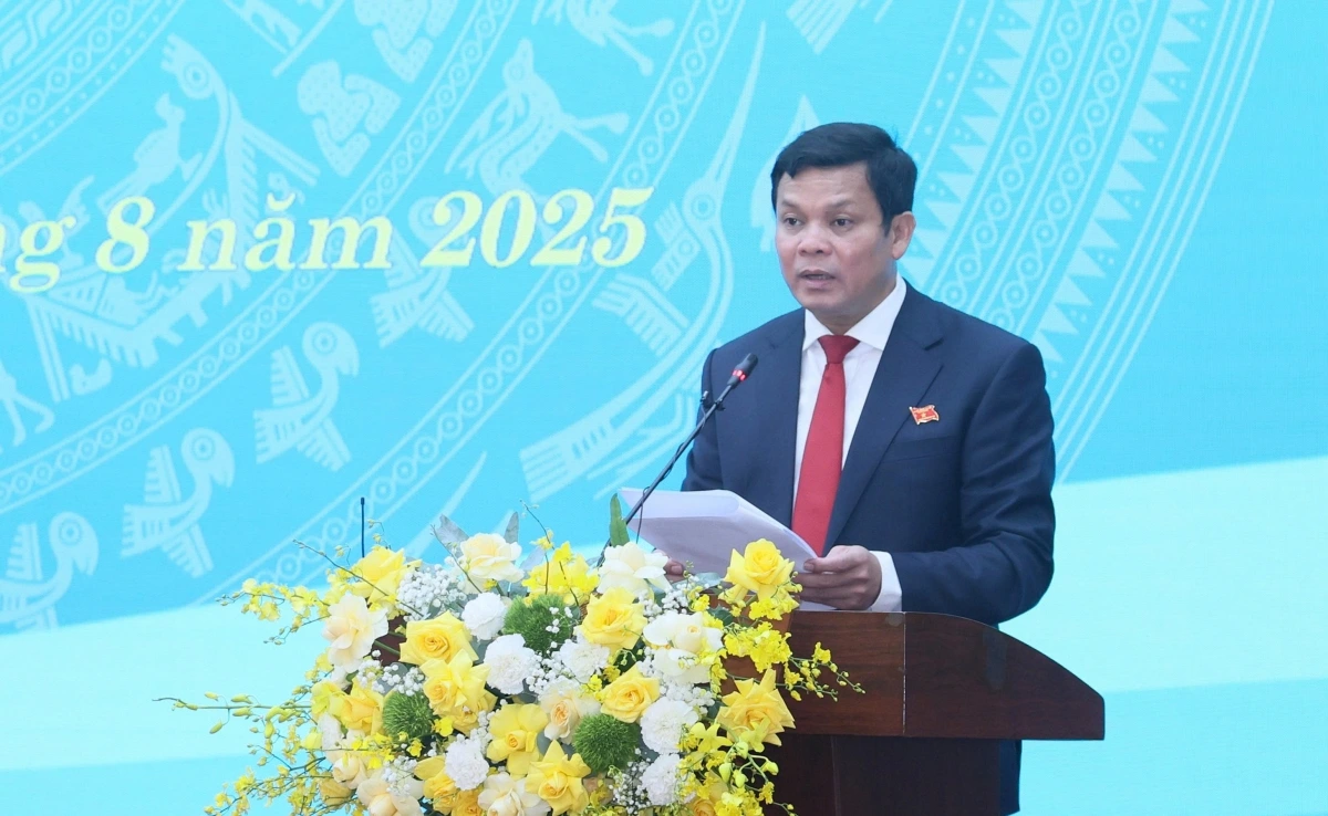 Ông Nguyễn Đức Tuy, Phó Bí thư Tỉnh ủy, Chủ tịch HĐND tỉnh Quảng Ngãi
phát biểu tại kỳ họp