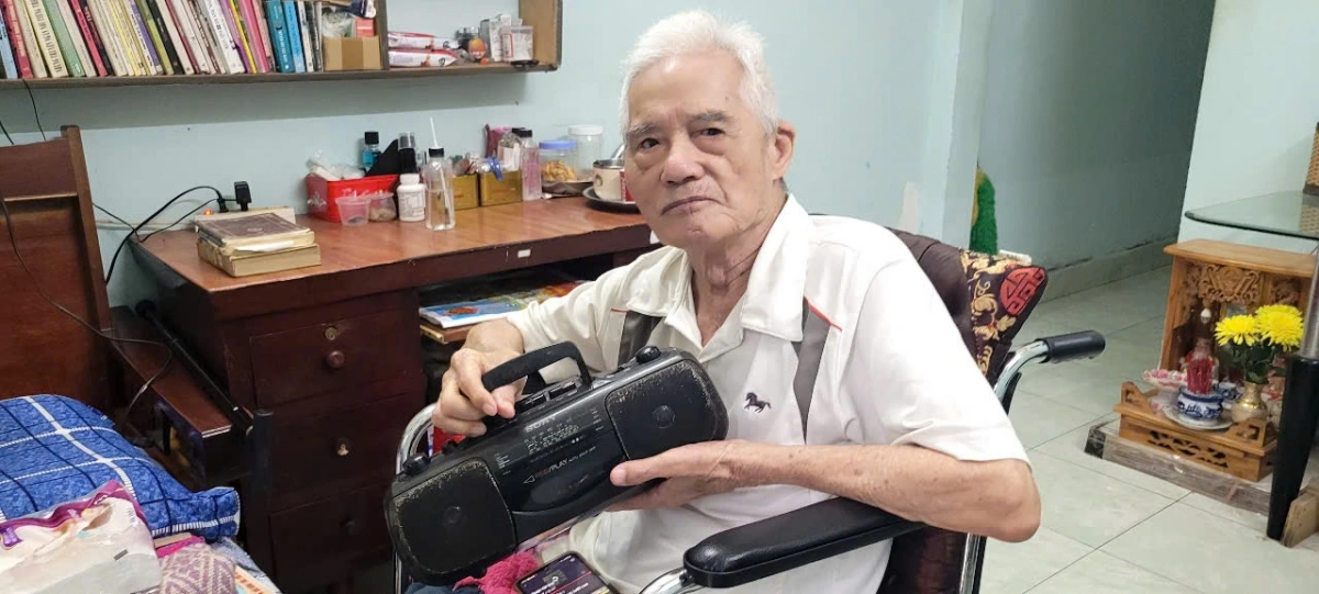 Từ lâu chiếc radio luôn là "người bạn thân" của ông Nguyễn Thế Sự