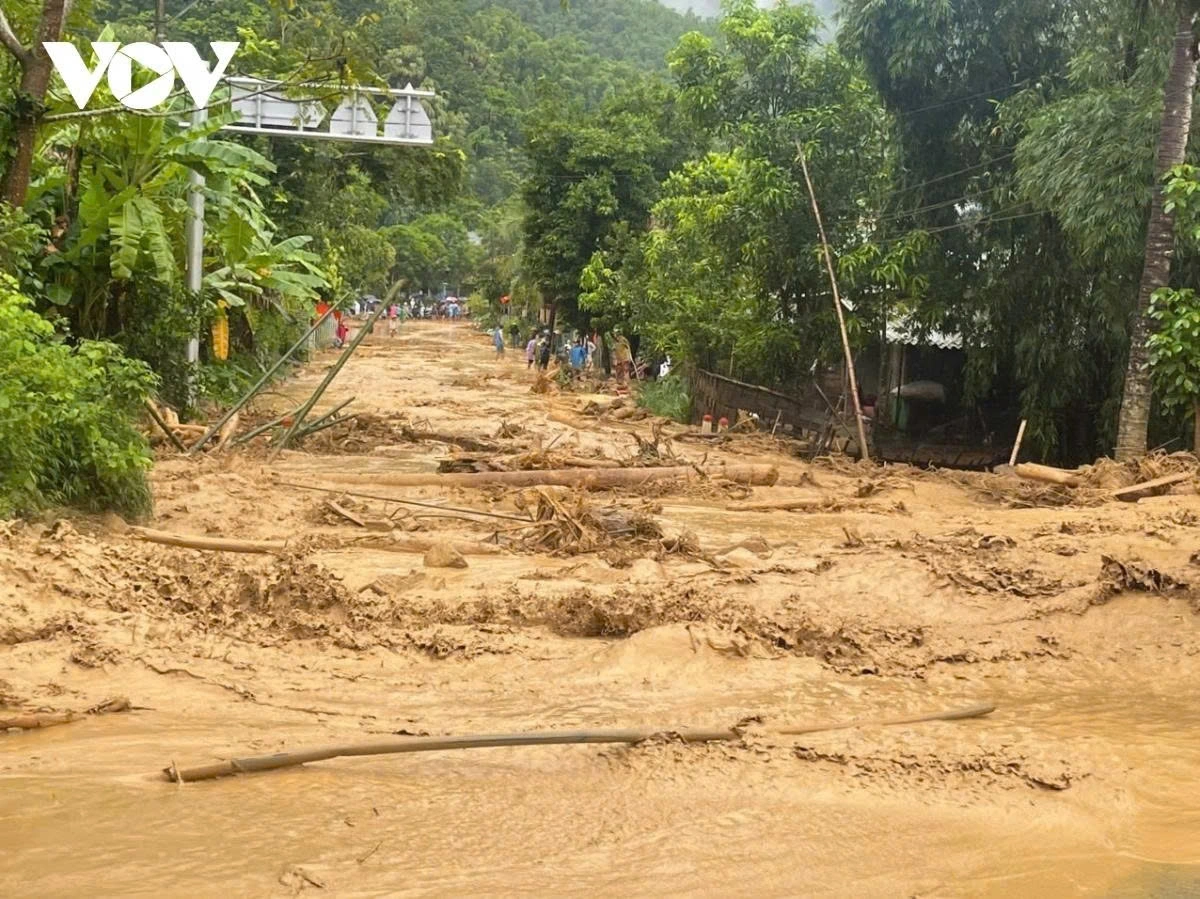 Flashfloods hit Son Dien commune, Thanh Hoa province, isolating an entire village.
