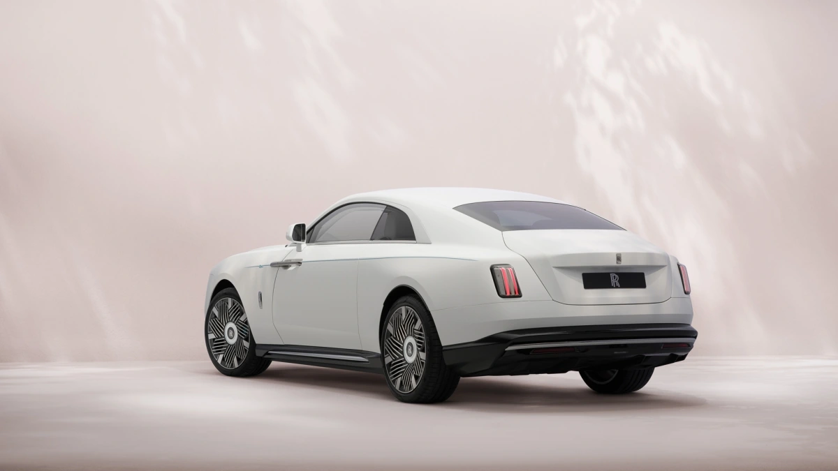 Mỗi chiếc xe trong bộ sưu tập Spectre Primavera có một phối màu riêng biệt nhưng có điểm chung là họa tiết hoa anh đào, xuất hiện xuyên suốt trên cả ngoại thất lẫn nội thất chiếc xe.