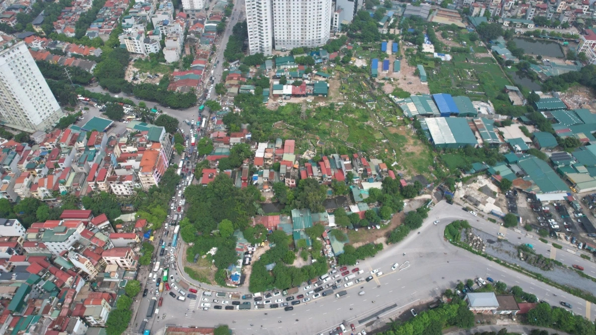 Do hạ tầng giao thông tại khu vực quá tải không đáp ứng được lưu lượng phương tiện qua lại hàng ngày nên khu vực nút thắt Phạm Tu - Phan Trọng Tuệ (đường 70)- Xa La ùn tắc cả ngày, đặc biệt vào các khung giờ từ 6h30 đến khoảng 8h30, từ 10h đến tận trưa. Sau đó là từ 15h chiều đến tối.