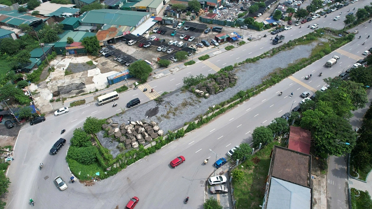 Ghi nhận của phóng viên, sau chỉ đạo của Chủ tịch UBND thành phố Hà Nội, đến nay đoạn cầu vượt thi công dở dang như một pháo đài án ngữ trên đường Phạm Tu đoạn trước Bệnh viện K cơ sở Tân Triều.