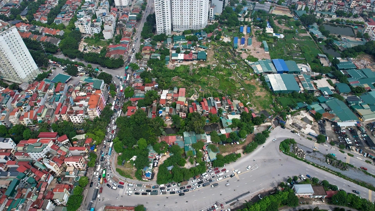 Tuyến đường Phạm Tu được đưa vào sử dụng từ năm 2020, tuy nhiên, việc xây dựng cầu vượt tại nút giao trên vẫn còn gặp nhiều khó khăn, đặc biệt là trong công tác giải phóng mặt bằng. 