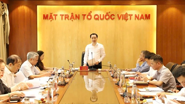 Ông Vũ Văn Tiến, Ủy viên Đoàn Chủ tịch, Trưởng Ban Tuyên giáo Ủy ban Trung ương MTTQ Việt Nam kiêm Trưởng ban Tuyên giáo và Dân vận Đảng ủy cơ quan MTTQ Việt Nam, Phó Chủ tịch Thường trực Hội đồng sơ khảo phát biểu tại cuộc họp. (Ảnh: Minh Hiển)
