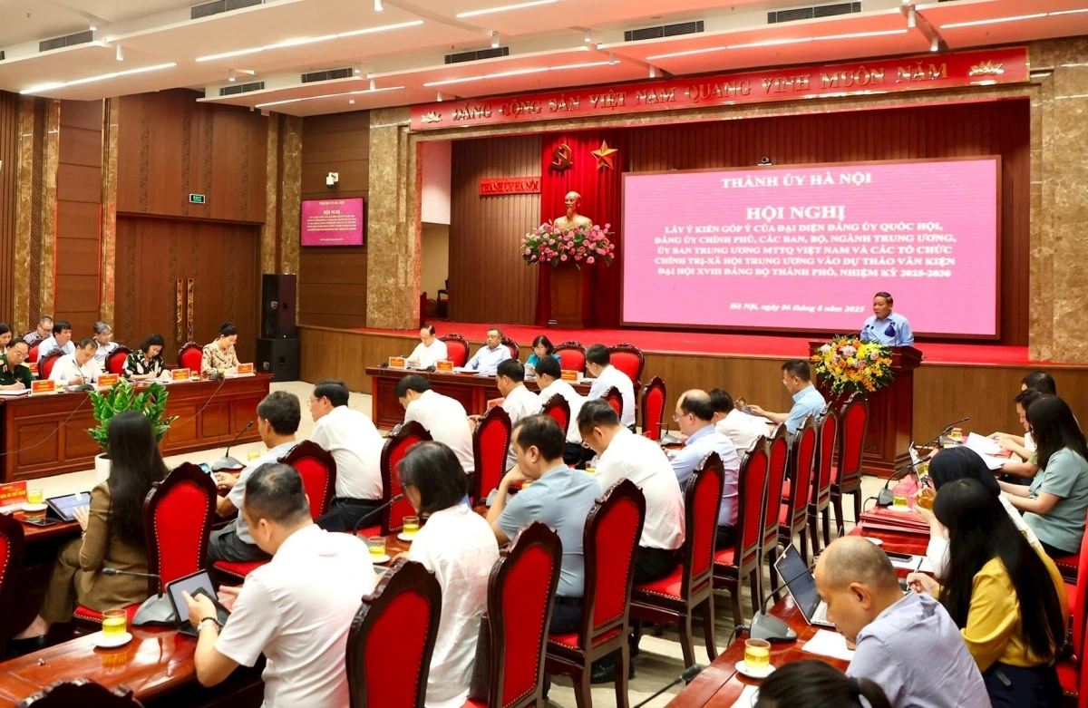 Phó Bí thư Thường trực Thành ủy Hà Nội Nguyễn Văn Phong phát biểu