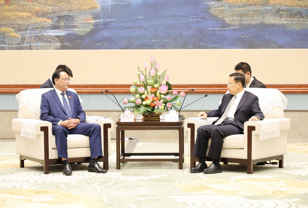 Phó Chủ tịch Quốc hội Trần Quang Phương hội kiến Bí thư Tỉnh ủy Tứ Xuyên Vương Hiểu Huy