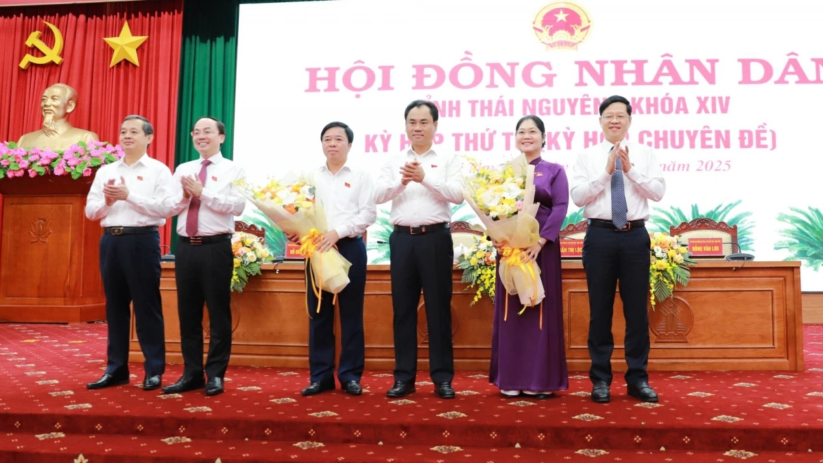 Thường trực Tỉnh ủy Thái Nguyên tặng hoa chúc mừng ông Bùi Văn Lương và bà Hoàng Thu Trang
