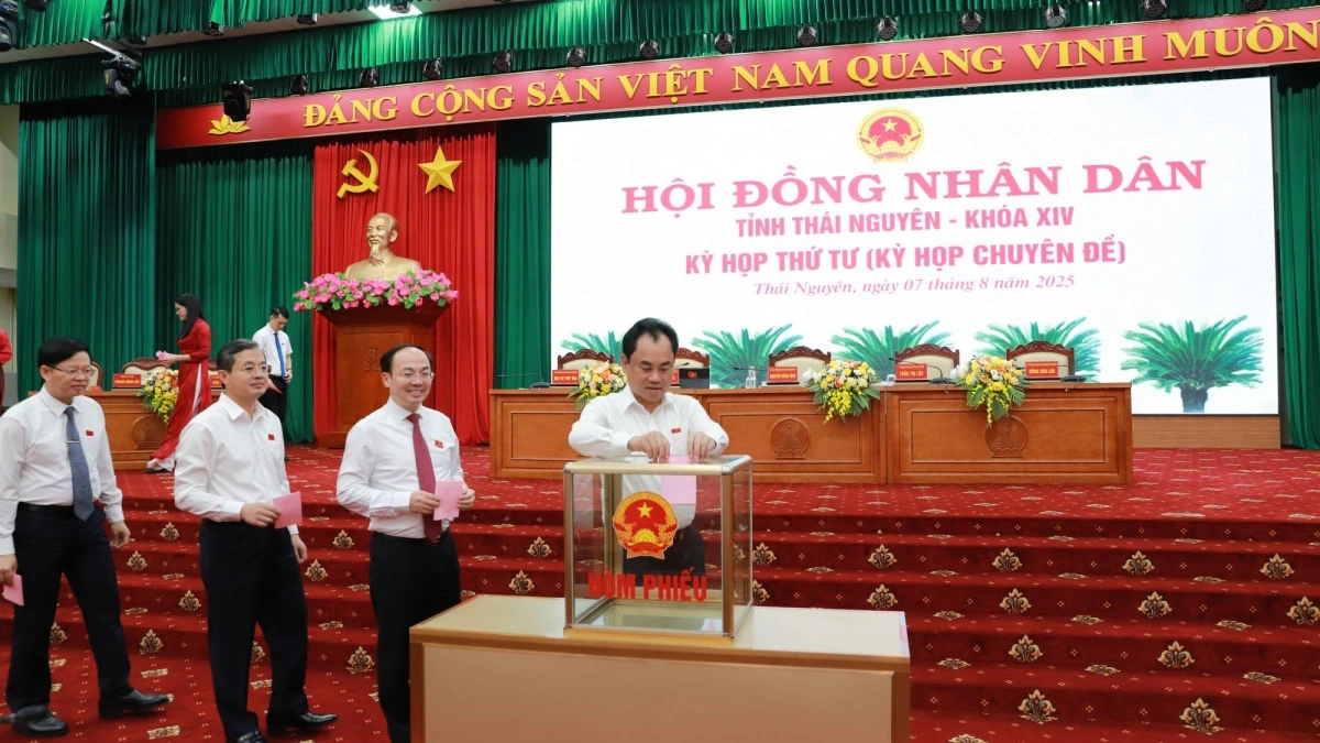 Các đại biểu HĐND tỉnh Thái Nguyên bỏ phiếu bầu chức danh Phó Chủ tịch UBND tỉnh