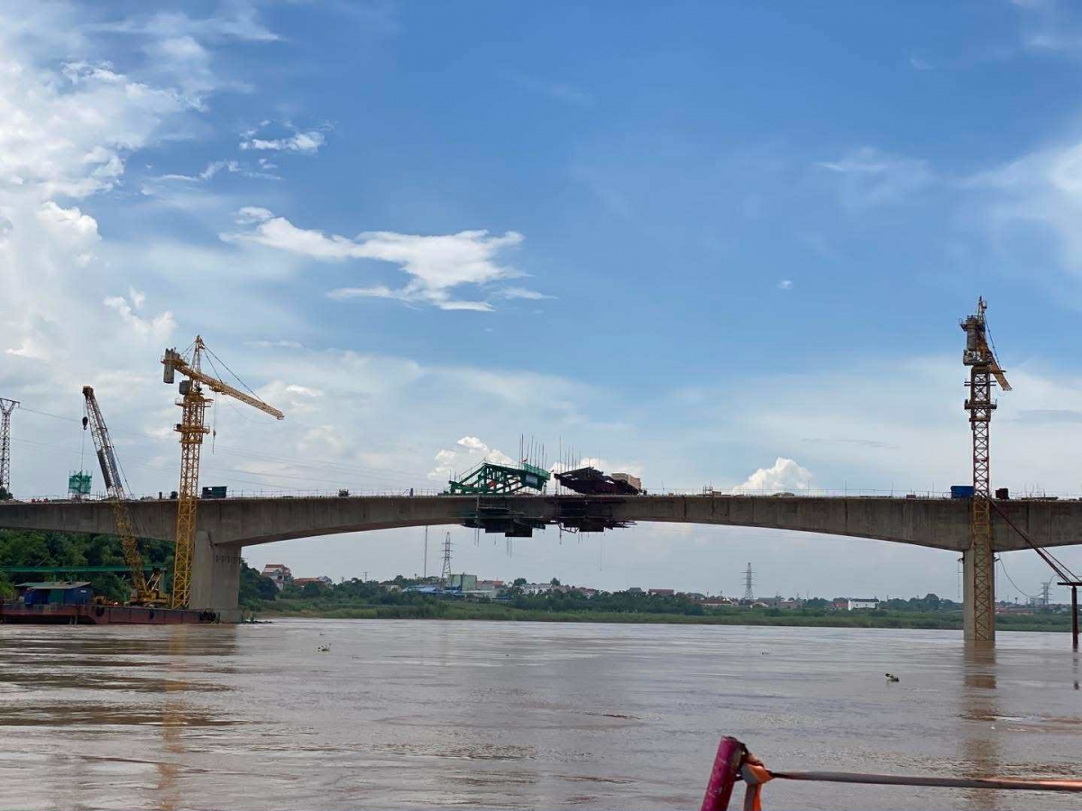 Diện mạo cầu Phong Châu sắp hoàn thành nhìn từ cầu phao Phong Châu.