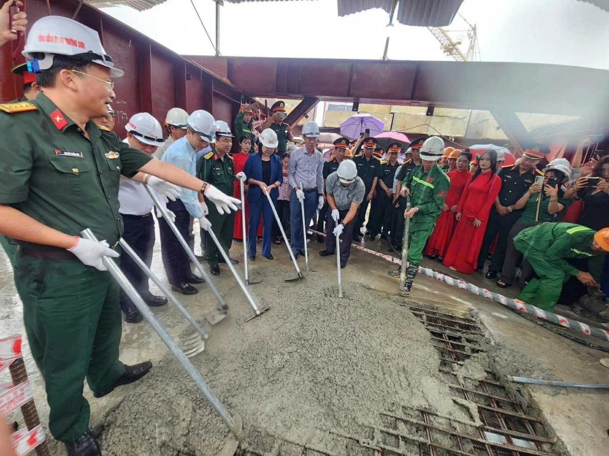 Các đại biểu thực hiện nghi lễ hợp long cầu Phong Châu.