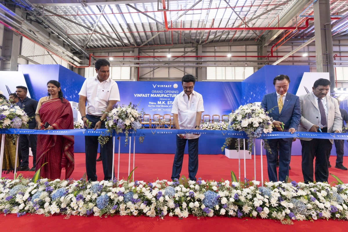 Thủ hiến bang Tamil Nadu, ông M.K. Stalin (thứ 3 từ phải qua), cùng Tổng Giám đốc VinFast châu Á, ông Phạm Sanh Châu (thứ 2 từ phải qua) cắt băng khánh thành nhà máy VinFast ở Tamil Nadu, Ấn Độ