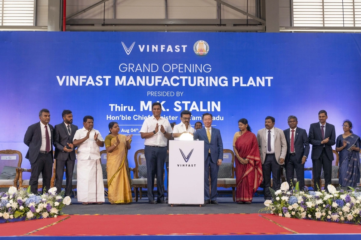 Thủ hiến bang Tamil Nadu, ông M.K. Stalin và Tổng Giám đốc VinFast châu Á, ông Phạm Sanh Châu, nhấn nút khánh thành nhà máy