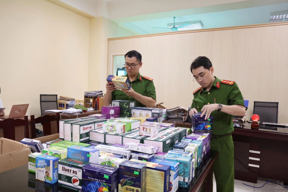 Công an tỉnh Phú Thọ thu giữ số lượng lớn các loại thực phẩm chức năng, dược phẩm giả, kém chất lượng được công ty Cổ phần Dược phẩm Santex sản xuất và tiêu thụ trái phép ra thị trường. Ảnh: CA Phú Thọ