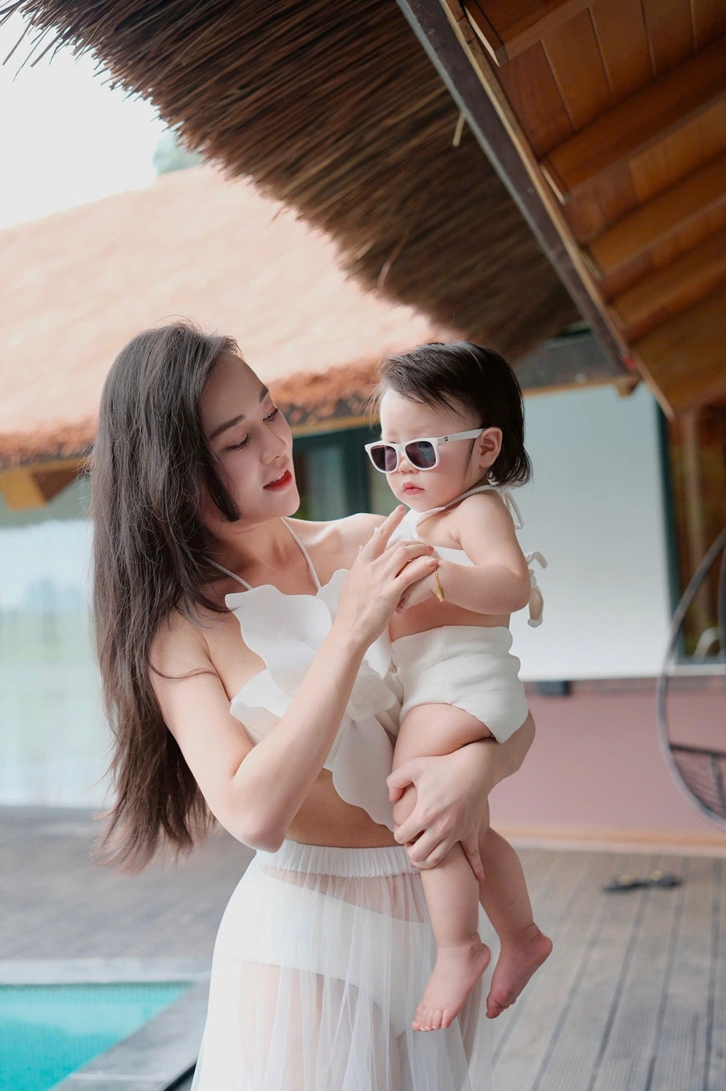 Diễn viên Phương Oanh đưa cả nhà đến phim trường để tận hưởng thời gian bên nhau trong lúc chờ quay 'Gió ngang khoảng trời xanh' ở Phú Thọ.