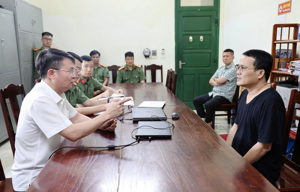Thiếu tướng Nguyễn Minh Tuấn, Giám đốc Công an tỉnh Phú Thọ, trực tiếp xét hỏi đối tượng liên quan trong vụ án. Ảnh: CAPT.