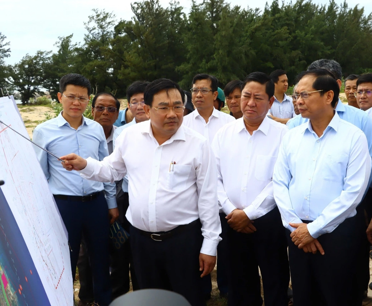 Phó Thủ tướng Bùi Thanh Sơn (ngoài cùng bên phải) nghe lãnh đạo tỉnh Khánh Hòa báo cáo tình hình khu vực xây dựng Nhà máy điện hạt nhân