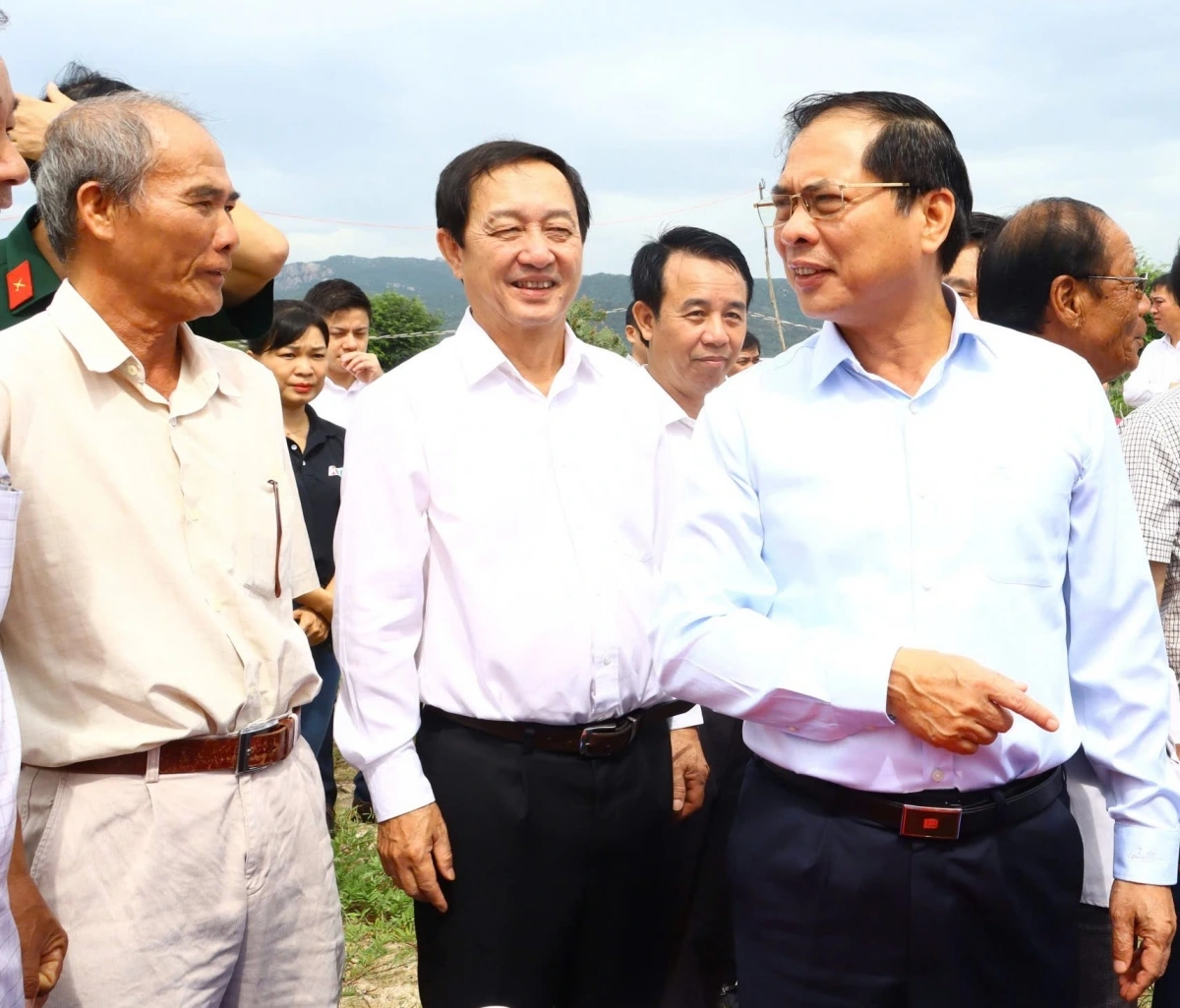Phó Thủ tướng Bùi Thanh Sơn (ngoài cùng bên phải) trò chuyện với người dân khu vực xây dựng Nhà máy điện hạt nhân