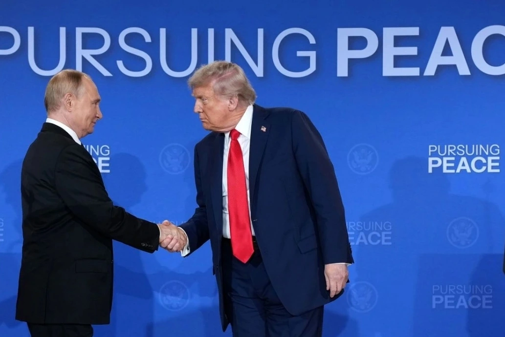 Ông Putin và ông Trump bắt tay tại hội nghị thượng đỉnh. Ảnh: Reuters