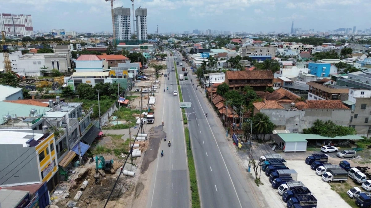 Dự án mở rộng Quốc lộ 13 đoạn qua tỉnh Bình Dương cũ đang thi công Ảnh: Anh Tú
