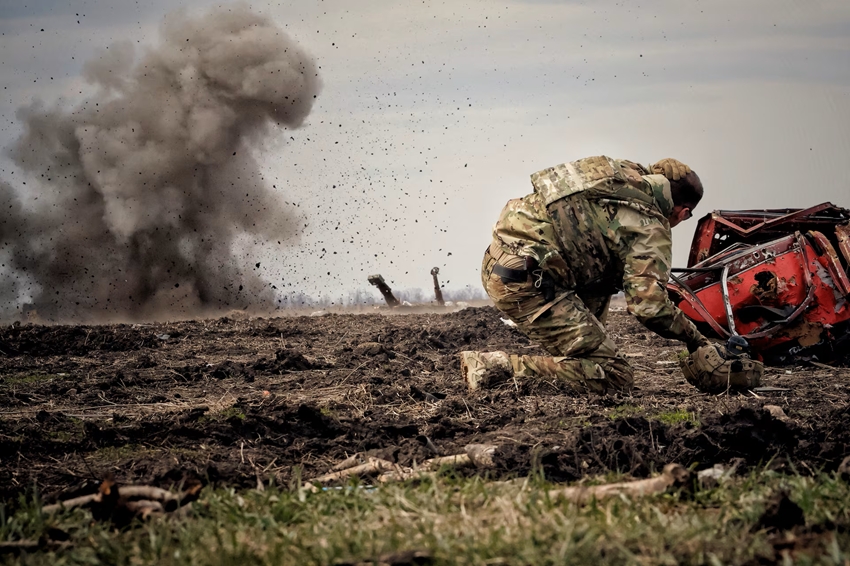 Quân đội Ukraine tập luyện giữa lúc xung đột với Nga, tại khu vực Donbas. Ảnh Reuters