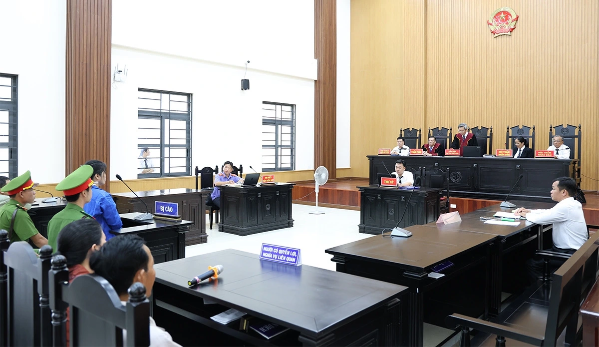 Quang cảnh phiên xét xử.