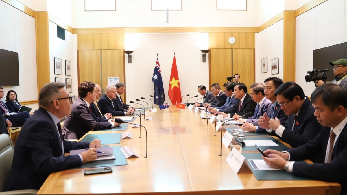 Đoàn công tác của Ủy ban Quốc phòng, An ninh và Đối ngoại hội đàm với Ủy ban lưỡng viện về Đối ngoại, Quốc phòng và Thương mại do Thượng nghị sỹ Shayne Neumann, Chủ tịch Ủy ban chủ trì. 