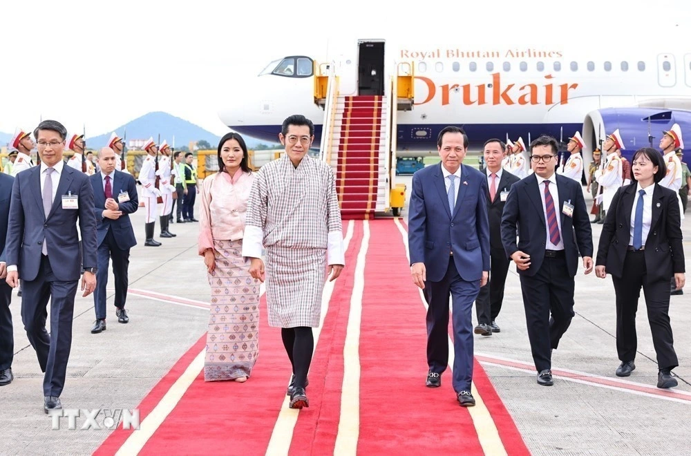 Chiều 18/8, Quốc vương Bhutan Jigme Khesar Namgyel Wangchuck và Hoàng hậu Jetsun Pema Wangchuck đến Hà Nội, bắt đầu thăm cấp Nhà nước tới Việt Nam từ ngày 18-22/8. Đây là chuyến thăm của một lãnh đạo cấp cao nhất Bhutan đến Việt Nam kể từ khi hai nước thiết lập quan hệ ngoại giao năm 2012. (Ảnh: TTXVN)