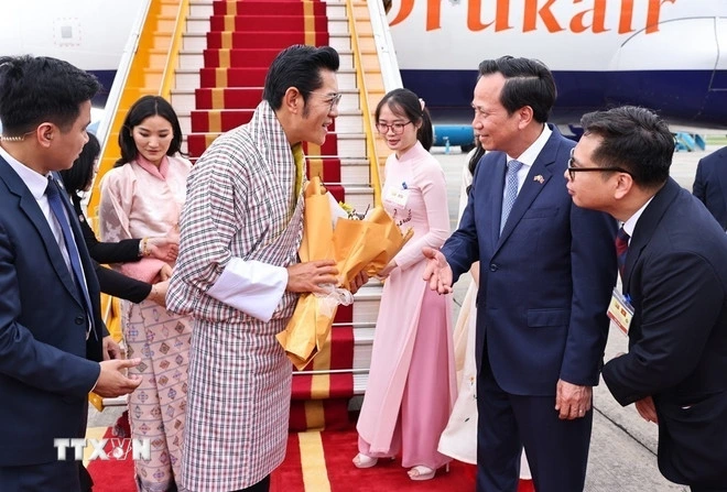 Bộ trưởng Bộ Dân tộc và Tôn giáo Đào Ngọc Dung đón Quốc vương Bhutan Jigme Khesar Namgyel Wangchuck và Hoàng hậu tại sân bay Quốc tế Nội Bài.